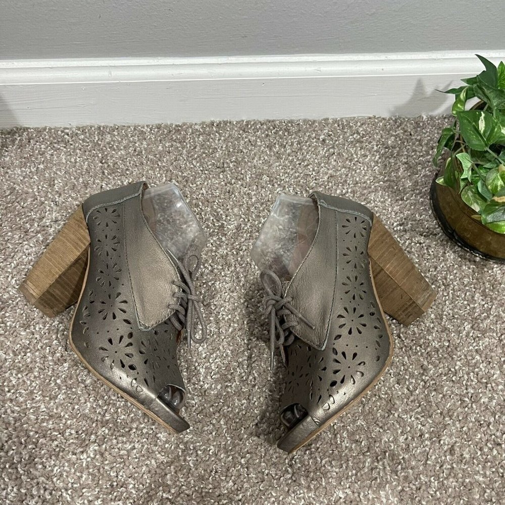 Lucky Brand Peony Leather Metallic Pewter Peep Toe Block Heel Shoes Size 7.5 B